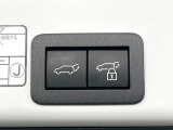 【パワーバックドア】スマートキーや運転席のボタンを押すだけでリアゲートが自動で開閉します!荷物を持っている時や、高い位置にあるバックドアを閉める際に便利な機能です♪