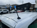 目立つキズ凹み等はありませんが、中古車という商品の特性ルーフには子キズや塗装しみがあります