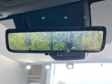 【デジタルインナーミラー】後席の大きな荷物や同乗者で後方が確認しづらい時でも安心!カメラが撮影した車両後方の映像をルームミラー内に表示。クリアな視界で状況の確認が可能です!