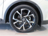 純正のアルミホイール装着車です。タイヤサイズは225/50R18です。