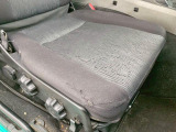 運転席座面にヘタリ・破れがあります。