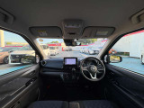 広々とした運転席で快適なドライブをお楽しみください