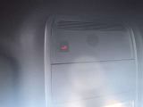緊急通報装置「SOSボタン」が装備されております。初度登録より10年間は無料でご使用頂け、万が一の際にも安心ですね。