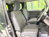 運転席まわりには十分なスペースがあり、大柄な方でもゆったり運転していただける環境です。