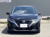 フロントガラスの上部には衝突軽減ブレーキの装置も付いており、より安全に運転を楽しんでいただくことができます。