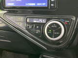 【オートエアコン】一度お好みの温度に設定すれば、車内の温度を検知し風量や温度を自動で調整。暑い&hellip;寒い&hellip;と何度もスイッチ操作をする必要はありません。快適な車内空間には必須の機能ですね♪