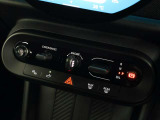 エンジン始動、シフトボタンはトグルスイッチ式になります。ドライビングモードを切り替えるMINI エクスペリエンスモードも付いており、運転を盛り上げます。