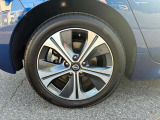 右後輪。タイヤサイズは215/50R17