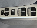【電動格納ミラー】サイドミラーは電動格納式となっており、狭い駐車場でもキズがつくリスクを抑えられます。
