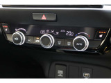 フルオートエアコンを装備。車内の温度設定だけでなくPM2.5にも対応した高性能集塵フィルターも装備しており車内はいつも快適空間♪