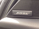 BOSEサウンドシステムを搭載。「良い音を出す」ではなく、その車種のごとに特徴を計算(車種専用設計)し、「反響音」を作り出すことによってどの座席でも自分中心で音が聴こえ、「心地よい空間」を作り出します。