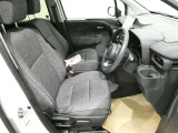 高いホールド性で運転姿勢が安定します。長距離ドライブでも疲れにくいのが魅力です。快適なドライビングライフをお送りください♪