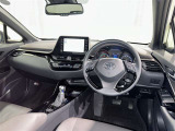 上質で落ち着いた印象のインパネ。視界も広々で運転しやすいです。