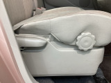 シートハイトアジャスターが付いているので運転姿勢を調整するのに便利ですね。身長に合ったシートポジションは安全運転や疲労軽減にもつながります。