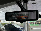 悪天候や荷物で後方の確認がしにくい時もミラーに映像で映してくれるインテリジェントルームミラーです。