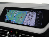 【純正ナビゲーション】BMWのナビゲーションは操作性も良く、詳細な地図情報と交通状況を見やすく表示し、快適なドライビングをサポートしながら目的地までナビゲートします。