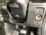 左側に高速で便利なETCがあり、また、便利な電動スライドドア、横滑りを防ぐVSAなどのスイッチは、運転席の右側、手の届きやすい位置にあります。