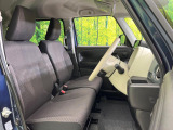 運転席シート廻りは使用感も少なく、良好な状態となっています。前オーナー様が丁寧に使っていたことがよくわかりますね。