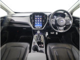 ■視界良好で運転しやすいコックピットです。シンプルで操作性の良いインパネ回りにデザインされ、SUBARUは安全性能に徹底的にまでこだわった視界設計を行っています。