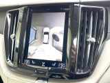 【360&deg;ビューカメラ】4台の高解像度カメラで360度の鳥瞰図を表示。隣の車や壁、死角にある障害物などを画面で確認できるため、狭いスペースでの駐車・出入りも安心です。
