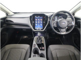 ■視界良好で運転しやすいコックピットです。シンプルで操作性の良いインパネ回りにデザインされ、SUBARUは安全性能に徹底的にまでこだわった視界設計を行っています。