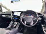 運転席まわりです。 各操作スイッチは使いやすい位置に配置されてます。