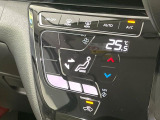 【オートエアコン】一度お好みの温度に設定すれば、車内の温度を検知し風量や温度を自動で調整。暑い&hellip;寒い&hellip;と何度もスイッチ操作をする必要はありません。快適な車内空間には必須の機能ですね♪