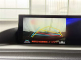 【バックガイドモニター】車両後方の映像をナビ画面に表示し、駐車などの後退操作をサポートします。