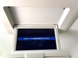 【フリップダウンモニター】大画面モニターで後席でもエンタメをお楽しみいただけます。小さなお子様にも大人気の装備です♪
