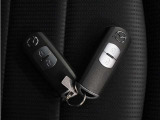 ◆スマートキー◆カギをバッグやポケットに入れたままでもドアロックの開閉ができる『スマートキー』付き!雨天や暗くなってもカギを取り出す必要がなくドアの開錠&エンジンも始動できます
