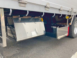 ボディー運転席側後方にステンレス製の工具箱が付いています。
