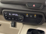 【オートエアコン】一度お好みの温度に設定すれば、車内の温度を検知し風量や温度を自動で調整。暑い&hellip;寒い&hellip;と何度もスイッチ操作をする必要はありません。快適な車内空間には必須の機能ですね♪