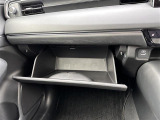 【グローブボックス】大容量のグローブボックスです!!車検証ケース他、日頃使う小物類の収納スペースもたくさんあります!