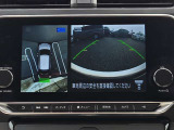 アラウンドビューモニター。上空から見下ろしているような映像で、スムースな駐車をサポートします。