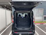 バックドアは大きく開きます。定員乗車時でも十分広いラゲッジスペースを確保しています