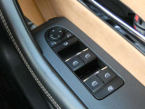 リバース連動ドアミラー機能. 車両後退時に、ドアミラーを自動的に下向きにすることができます。