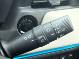 【オートライト】周辺が暗くなるとライトが自動で点灯し、明るくなると自動で消灯する便利な機能です。「AUTO」と書かれた箇所にレバースイッチを指定すると日没時やトンネル進入時に自動でライトが点灯します。