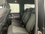 メルセデスのシートは少し硬めになっております。長時間の運転の際、適度な反発があることでお尻や腰の負担を減らす効果が御座います。