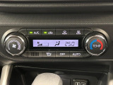 【オートエアコン】一度お好みの温度に設定すれば、車内の温度を検知し風量や温度を自動で調整。暑い&hellip;寒い&hellip;と何度もスイッチ操作をする必要はありません。快適な車内空間には必須の機能ですね♪