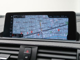 【純正ナビゲーション】BMWのナビゲーションは操作性も良く、詳細な地図情報と交通状況を見やすく表示し、快適なドライビングをサポートしながら目的地までナビゲートします。