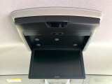 【フリップダウンモニター】大画面モニターで後席でもエンタメをお楽しみいただけます。小さなお子様にも大人気の装備です♪