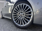 メルセデス・ベンツの定める厳しい基準をクリアしたお車のみをご案内させて頂きます。納車前整備はメーカー規定に基づき最大100項目にも及ぶ点検を熟練のメカニックによって行いご納車させて頂きます。