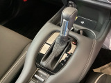 シンプルでとても使いやすいフロアシフトに、パーキングブレーキは電子制御パーキングブレーキです。