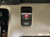 セレクトレバーの右に電子制御パーキングブレーキがあります。スイッチひとつで、停車した地点の傾斜などをシステムが検知・判断してブレーキ力を自動的に最適制御し、しっかり停車できるパーキングシステムです。