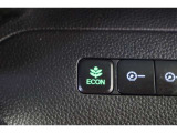 【ECON】スイッチをONにすると、アイドリングストップ機能が作動し、スロットルやCVT、エアコンが省燃費制御に切替わります。「私の意志で、もっと省エネ!」という気持ちでこのボタンを押してくださいね。