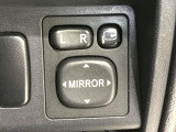 【電動格納ミラー】サイドミラーは電動格納式となっており、狭い駐車場でもキズがつくリスクを抑えられます。