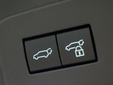 【パワーバックドア】スマートキーや運転席のボタンを押すだけでリアゲートが自動で開閉します!荷物を持っている時や、高い位置にあるバックドアを閉める際に便利な機能です♪