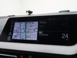 【純正ナビゲーション】BMWのナビゲーションは操作性も良く、詳細な地図情報と交通状況を見やすく表示し、快適なドライビングをサポートしながら目的地までナビゲートします。
