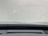 ヘッドアップディスプレイ搭載。運転中、前方から視線を落外す必要がなく、安全に運転ができる機能です。