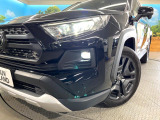 【LEDヘッドライト】悪天候や夜間走行時も良好な視界を確保し安心して運転できる高輝度LEDヘッドライトを装備!点灯速度が早く、消費電力も抑えられています。